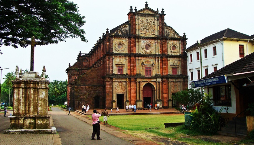 Goa-basilica-bom-jesus-church